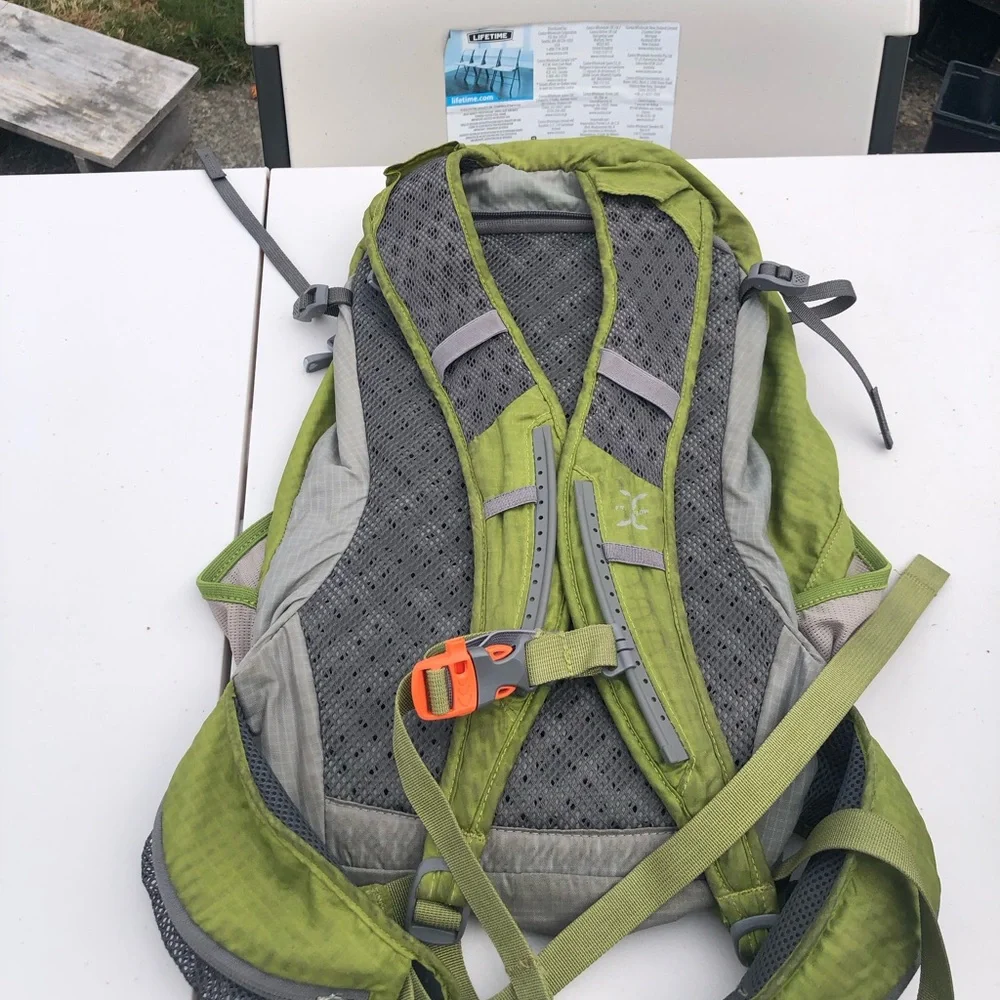 REI Rucksack Hydration Men’s Green and Gray Camping Backpack